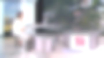 The white pants match the jacket of Leïla Kaddour-Boudadi in Journal de 13h de France 2 the 31.03.2019