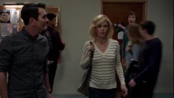J.Crew Striped V-neck sweater in merino wool-cotton worn by Claire Dunphy (Julie Bowen) in Modern Family (S08E18)