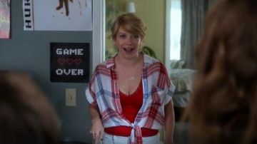Rails Amelie Shirt en Carmin Bleu Blanc porté par Lisa Palmer (Mary Elizabeth Ellis) à Santa Clarita Alimentation (S03E01)