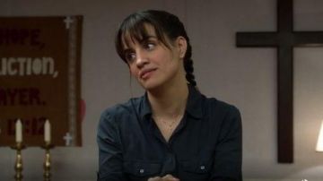 James Perse Camisa de panel de contraste de algodón usada por Anne Garcia (Natalie Morales) en Santa Clarita Diet (S03E01)