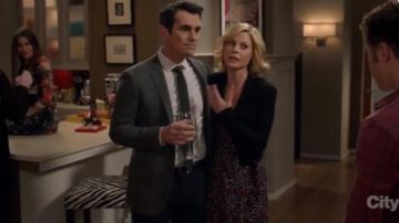 A. L. C. Bella Robe portée par Claire Dunphy (Julie Bowen) dans la Famille Moderne (S08E22)