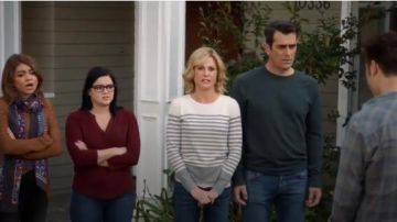 Joie Herminia Color Block Stripe Sweater usado por Claire Dunphy (Julie Bowen) en Modern Family (S08E22)