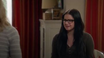 Anthropologie Quinn Henley in Olive worn by Alex Dunphy (Ariel Winter) in Modern Family (S09E01)