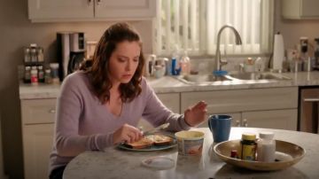 Everlane Le Cachemire Surdimensionné Col en V porté par Rebecca Tas (Rachel Bloom) dans Crazy Ex-Girlfriend (S04E15)