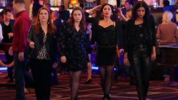 Veronica Beard Anders Floral de Soie à Volants Volant de la Robe portée par Rebecca Tas (Rachel Bloom) dans Crazy Ex-Girlfriend (S04E15)