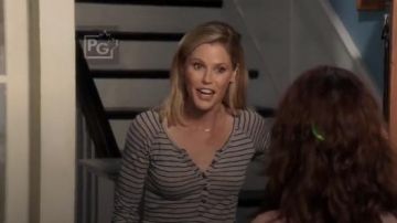 Frame Denim Le Henley Raglan Tee in Navy Stripe worn by Claire Dunphy (Julie Bowen) in Modern Family (S09E03)