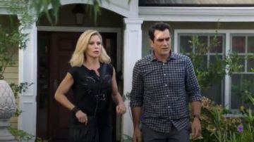 All Saints Onca Brooke Tee worn by Claire Dunphy (Julie Bowen) in Modern Family (S09E03)