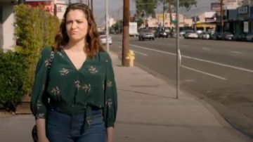 Madewell Pavot Impression de la Soie Chemisier porté par Rebecca Tas (Rachel Bloom) dans Crazy Ex-Girlfriend (S04E16)