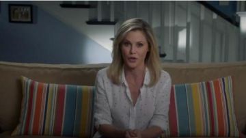 Rails de Sydney Star Print Shirt porté par Claire Dunphy (Julie Bowen) dans la Famille Moderne (S09E10)