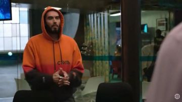 Le sweatshirt tie and dye orange Heron Preston de Lance Klians (Russell Brand) dans Ballers (S04E02)