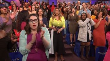 Manolo Blahnik Fretaba Pointu Serpent Arc Plat porté par Wendy Williams sur Le Wendy Williams Show