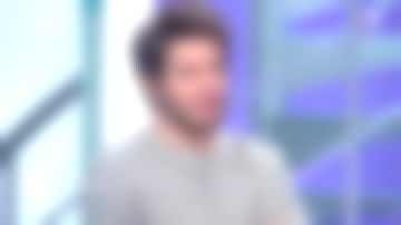 Suéter gris de espiga de François Civil en el programa C'est au el 03.04.2019