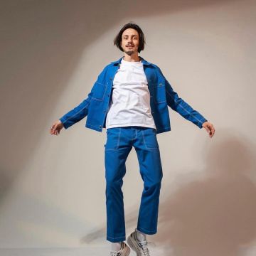 El conjunto de chaquetas /pantalones azules de Acne Studios usados por Romeo Elvis en su cuenta de Instagram @elvisromeo