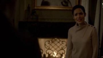Giorgio Armani Suéter de cachemira de cuello plegable de manga cortada usado por Anika Calhoun (Grace Byers) en Empire (S03E12)