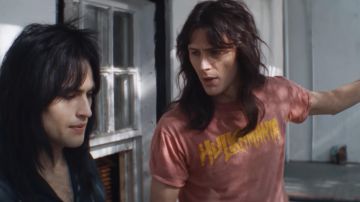 Le t-shirt rose WWE Hulkamania worn by Tommy Lee (Machine Gun Kelly) in The Dirt