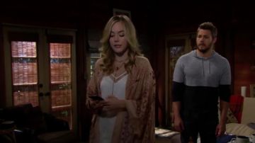 Personnes gratuit la Magie de la Danse Kimono porté par Annika Noelle sur Le Gras et la Belle (S32E113) le 28 février 2019