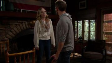 Peuple libre Faff & Frange, le Pull porté par Annika Noelle sur Le Gras et la Belle (S32E121)