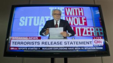 TÉLÉVISEUR Sony avec Wolf Blitzer de CNN dans Mission: Impossible - Fallout