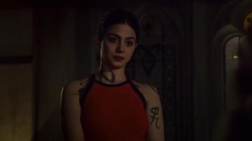 Rag and Bone Brandy Réservoir porté par Isabelle Lightwood (Emeraude Toubia) dans les Shadowhunters (S03E15)