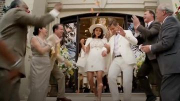 White Mini Bucket Bag worn by Cristal Jennings (Ana Brenda Contreras) in Dynasty (S01E01)