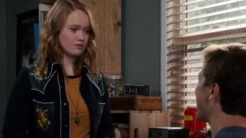 Forever 21 Rayé Crew Neck Tee porté par Abby Hammond (Liv Hewson) à Santa Clarita Alimentation (S03E04)