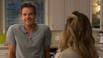 Rag & Bone T-Shirt Standard de Couleur Gris porté par Joel Hammond (Timothy Olyphant) à Santa Clarita Alimentation (S03E04)