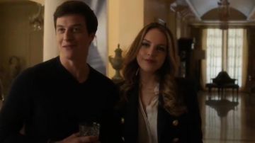 Chaqueta de cuello de chal de doble pecho azul marino usada por Fallon Carrington (Elizabeth Gillies) en Dinastía (S01E01)