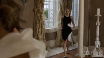 Bomba asimétrica de piel de serpiente blanca de 105 mm usada por Fallon Carrington (Elizabeth Gillies) en Dinastía (S01E01)
