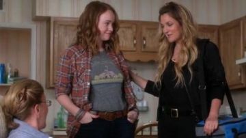 Camiseta Paige Bexley usada por Abby Hammond (Liv Hewson) en santa clarita diet (S03E06)