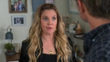 Vanessa Mooney Gianni Collier porté par Sheila Hammond (Drew Barrymore) à Santa Clarita Alimentation (S03E06)