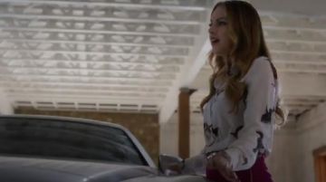 Chien blanc Imprimer Blouse en Soie porté par Fallon Carrington (Elizabeth Gillies) dans Dynastie (S01E01)