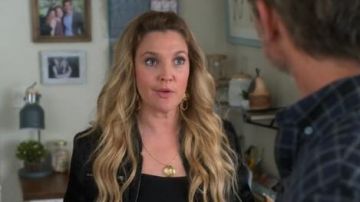 Vanessa Mooney La Valette Mini Boucles d'oreilles portées par Sheila Hammond (Drew Barrymore) à Santa Clarita Alimentation (S03E06)