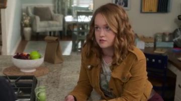 Chaser Snakes & Roses Lust Graphic Tank usado por Abby Hammond (Liv Hewson) en Santa Clarita Diet (S03E08)