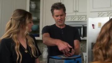 Vanessa Mooney La Valentina Médaillon Collier porté par Sheila Hammond (Drew Barrymore) à Santa Clarita Alimentation (S03E08)