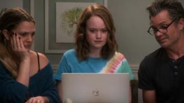 Re/Done Freedom Tie Dye Tee usado por Abby Hammond (Liv Hewson) en Santa Clarita Diet (S03E08)