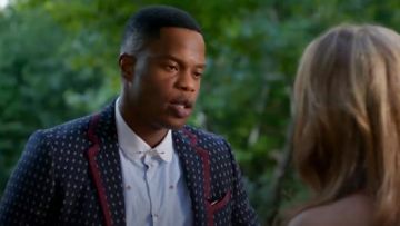 Camisa Azul Claro Bee Fil Coupé Cambridge usada por Jeff Colby (Sam Adegoke) en Dinastía (S01E02)