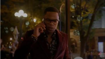 Gafas negras en forma de piloto usadas por Jeff Colby (Sam Adegoke) en Dynasty (S01E01)
