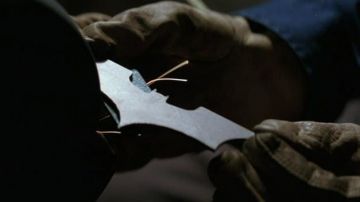 La réplique du Batarang de Batman (Christian Bale) dans Batman begins