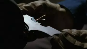 La réplique du Batarang de Batman (Christian Bale) dans Batman begins