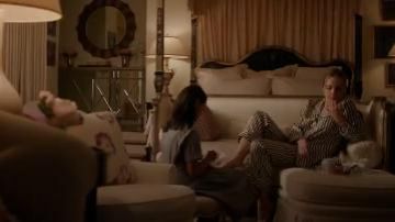 Juego de pijama de seda y satén a rayas usado por Fallon Carrington (Elizabeth Gillies) en Dinastía (S01E02)