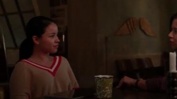 Urban Outfitters Kristen V Neck Varsity Sweater usado por Mariana Adams Foster (Cierra Ramirez) en Good Trouble (S01E12)