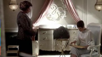 Celine Haut porté par Anika Calhoun (Grâce Byers) dans l'Empire (S03E18)