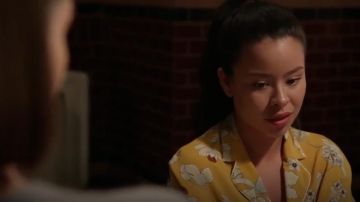 Topshop Pijama amarillo estampado floral usado por Mariana Adams Foster (Cierra Ramirez) en Good Trouble (S01E13)