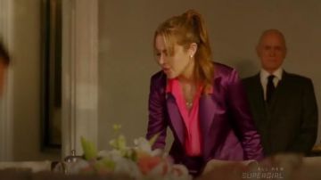 Barneys New York Soie Satin-Dos en Crêpe Chemisier porté par Fallon Carrington (Elizabeth Gillies) dans Dynastie (S01E03)