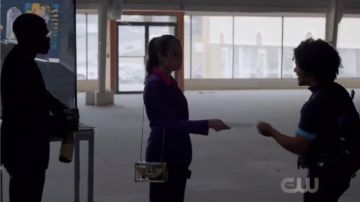 Mini bolso transparente de Betty usado por Fallon Carrington (Elizabeth Gillies) en Dinastía (S01E03)