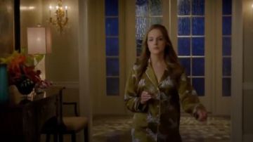 Conjunto de pijama impreso de mostaza Mona usado por Fallon Carrington (Elizabeth Gillies) en Dinastía (S01E03)