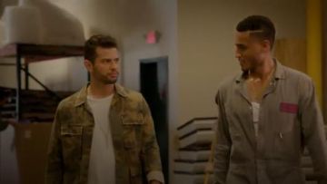 Militaire Shirt Veste portée par Sam Jones (Rafael de la Fuente) dans Dynastie (S01E04)