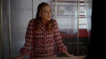 Falda rosa bordada usada por Fallon Carrington (Elizabeth Gillies) en Dynasty Temporada 1 Episodio 4