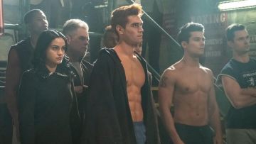 Le manteau Zara porté par Veronica Lodge (Camila Mendes) dans Riverdale S03E18