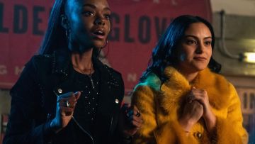 Le manteau jaune à col et manches fourrure Kate Spade de Veronica Lodge (Camila Mendes) dans Riverdale S03E18
